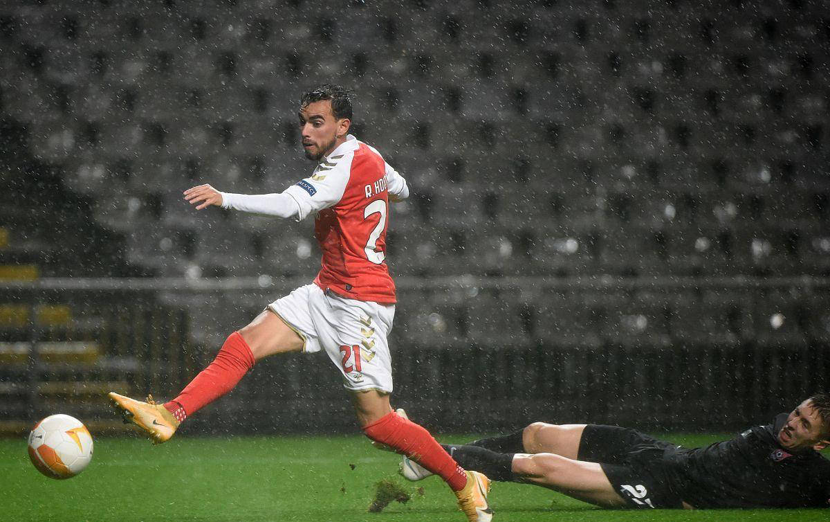 包含赛后欧联传出新动向，本菲卡官宣签约，管理层表态——球迷炸锅，年轻球员得到机会的词条